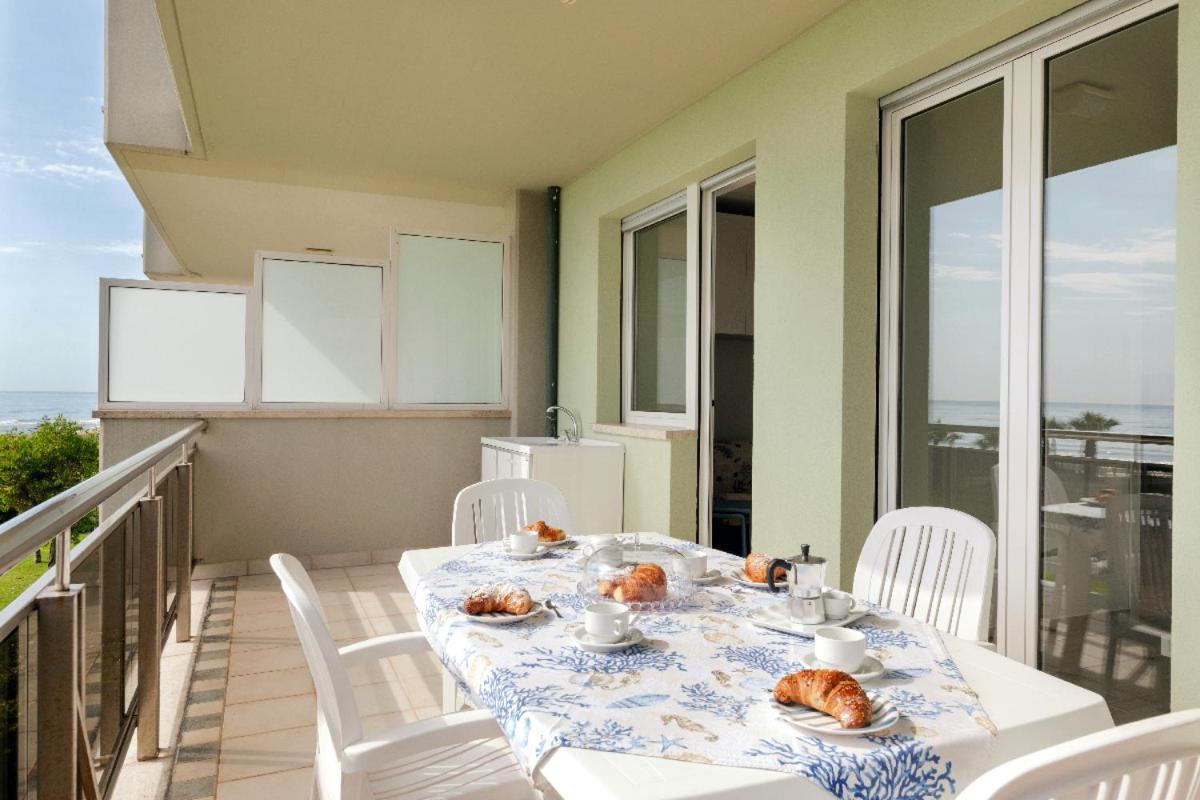 Residence Brezza Di Mare Сан-Бенедетто-дель-Тронто Экстерьер фото
