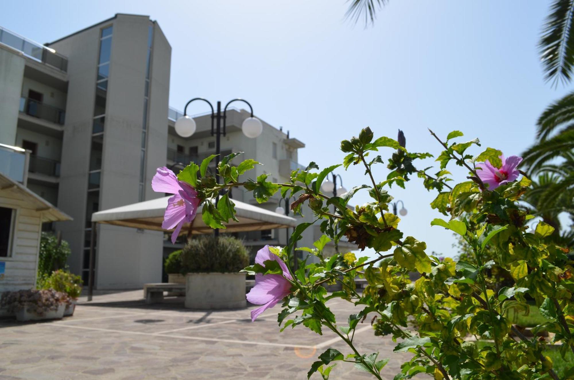 Residence Brezza Di Mare Сан-Бенедетто-дель-Тронто Экстерьер фото